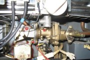 煤气热水器燃烧室清洗方法（轻松解决燃烧室清洗难题）