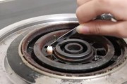 燃气灶翻盖清洗方法大揭秘（轻松掌握燃气灶翻盖清洗技巧）