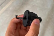 车载充电器如何挂在空调口上？有无固定方法？