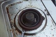 煤气灶打着火松手就灭的原因及排查方法（保障厨房安全）