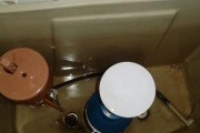 马桶漏水的原因和维修方法（分析马桶漏水的几大原因及简单的维修办法）