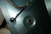 如何疏通海尔冰箱的排水孔（海尔冰箱排水孔堵塞的解决方法）