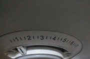 如何调整冰箱温度以省电（冰箱温度设置对省电的影响及调整方法）