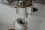 洗衣机水管跑了怎么办（应对洗衣机水管跑水的解决方法）