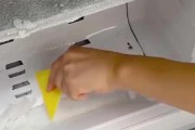 冰箱排水盒处理方法大揭秘（解决冰箱排水盒问题的实用技巧）