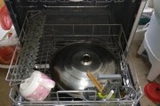 除去洗碗机内异味的有效方法（轻松解决洗碗机内异味问题）