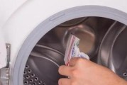 如何使用醋清洗洗衣机（简单操作）