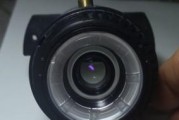 如何应对投影仪镜头划伤问题（解决投影仪镜头划伤的有效方法与注意事项）