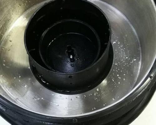 破壁机中沉淀物清理方法（有效清除破壁机内部沉积物的实用技巧）