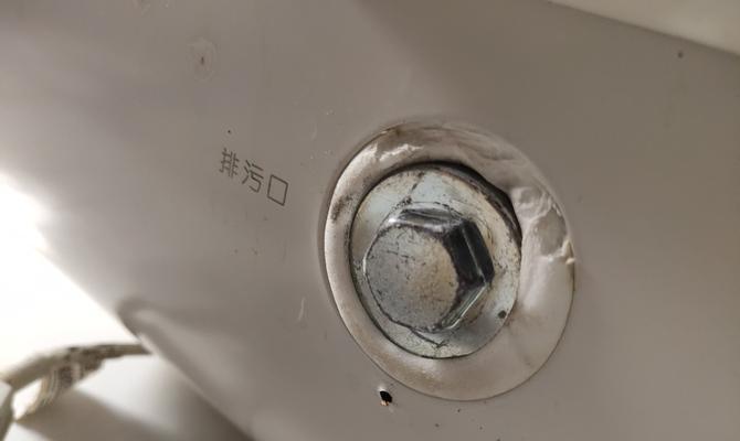 旧热水器烧水发臭的原因及解决方法（为什么旧热水器会发臭）