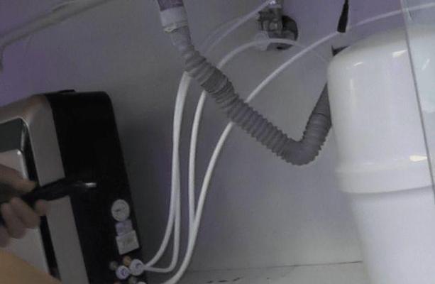 解决净水器故障的实用指南（如何处理常见的净水器故障）