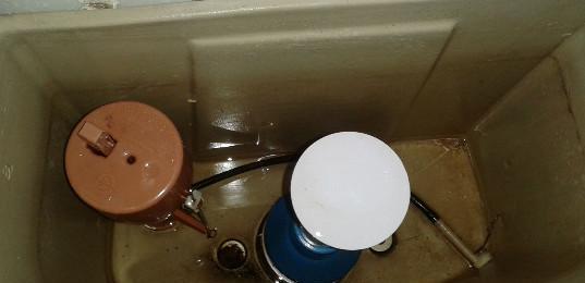 马桶漏水的原因和维修方法（分析马桶漏水的几大原因及简单的维修办法）