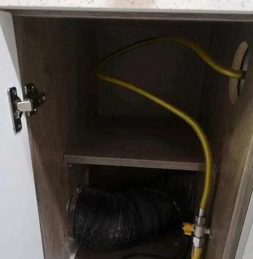 集成灶旁边烟道漏水的原因和解决方法（解决集成灶旁烟道漏水问题的有效措施）