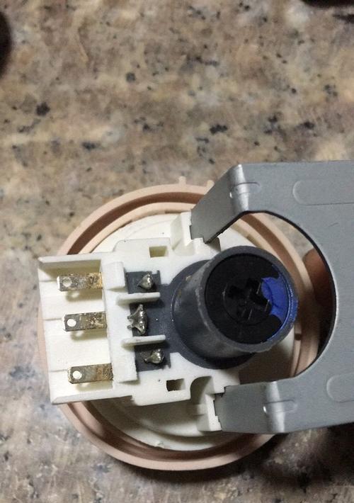 如何拆卸美的洗衣机进水阀（简明教程帮您轻松解决进水阀问题）