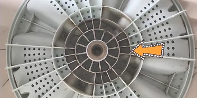 滚筒洗衣机密封条污垢的清洗方法（让你的洗衣机重焕新生）