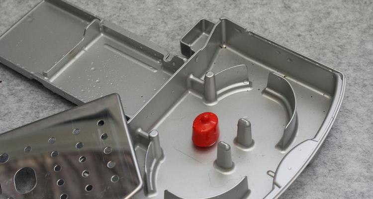 解决咖啡机排水盘漏水问题的有效方法（修理咖啡机排水盘漏水）