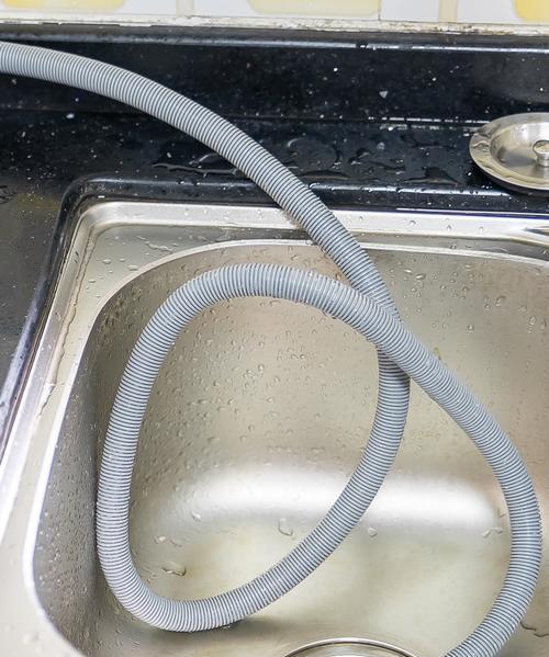 洗碗机清洗后水珠问题解决方案（如何完美解决洗碗机留有水珠的困扰）
