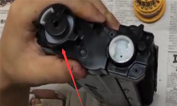 如何清理打印机墨盒中的空气（简单有效的清理方法及注意事项）
