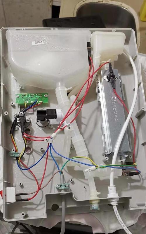 饮水机后面漏水的原因及解决方法（保养不慎引发漏水问题）