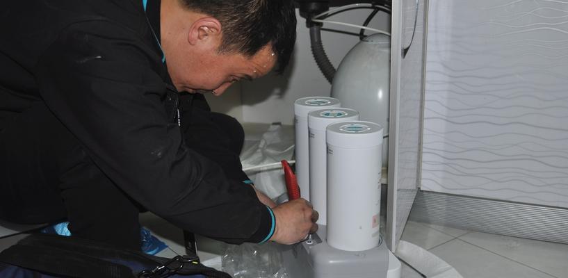 饮水机后面漏水的原因及解决方法（保养不慎引发漏水问题）