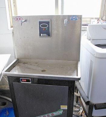 饮水机后面漏水的原因及解决方法（保养不慎引发漏水问题）