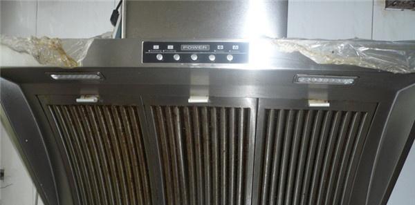老式挂式抽油烟机的清洗方法（轻松清洗老式挂式抽油烟机的小窍门）