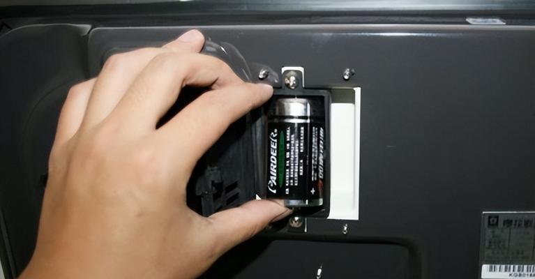 燃气灶翻盖清洗方法大揭秘（轻松掌握燃气灶翻盖清洗技巧）