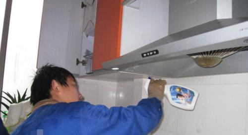 如何正确清洗油烟机壁（实用清洗技巧）