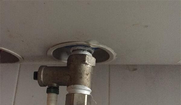 热水器管道漏水维修指南（快速解决漏水问题的实用方法）