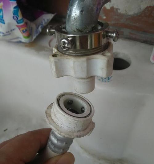 洗衣机水管跑了怎么办（应对洗衣机水管跑水的解决方法）