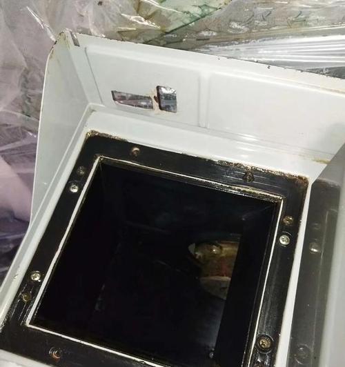 如何清洗油烟机上的牡蛎（简单有效的清洁方法及注意事项）