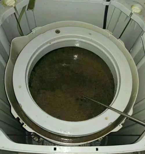 滚筒洗衣机的污垢清洗方法（轻松清除滚筒洗衣机内的污垢）