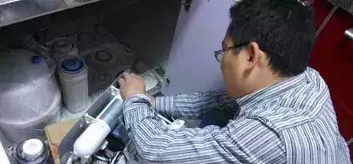 净水器盖子漏水的修理方法（解决净水器盖子漏水问题的实用技巧）
