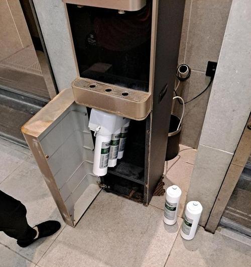 怎样处理换了滤芯净水器漏水问题（快速解决漏水问题）