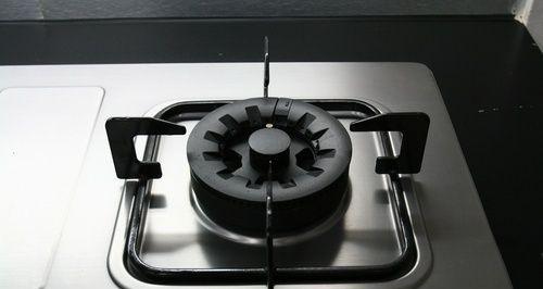 燃气灶洒水问题的解决方法（如何应对燃气灶洒水问题）