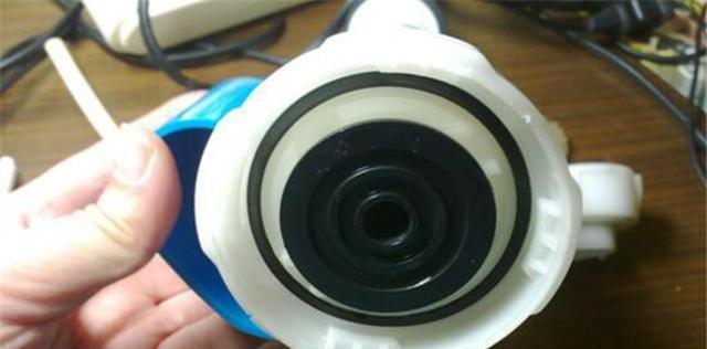 抽水马桶底部漏水的修理方法（解决抽水马桶底部漏水问题的有效措施）