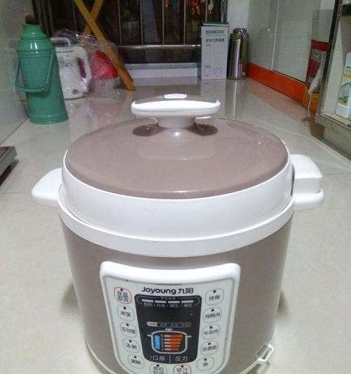 揭秘电饭煲冒气原因（探究电饭煲冒气的危害与解决方法）