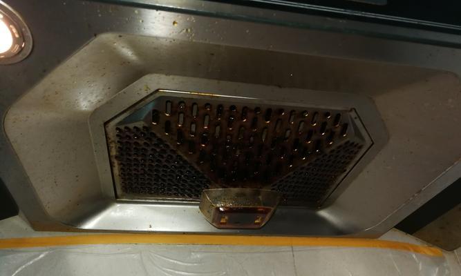 家用抽油烟机的清洗方法（轻松解决油烟困扰）