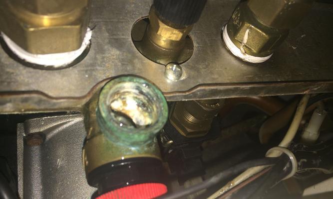 如何简单处理壁挂炉阀门漏水问题（壁挂炉阀门漏水原因及简单处理方法）
