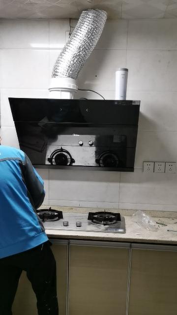 如何正确进行美的抽油烟机外翻清洗（一步步教你如何安全高效地清洗抽油烟机）