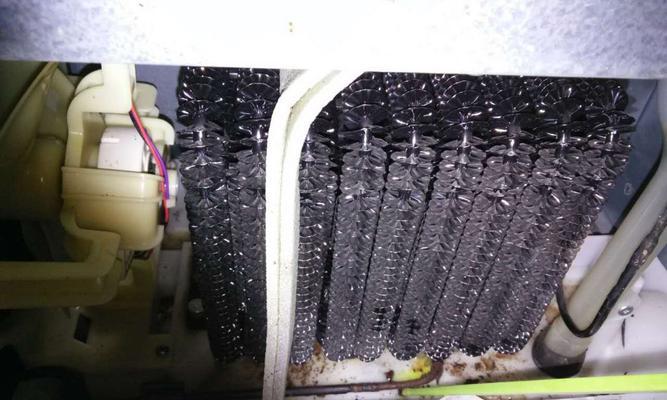 冰箱冷冻室滴水声之谜（揭秘冰箱冷冻室滴水声的原因与解决方法）