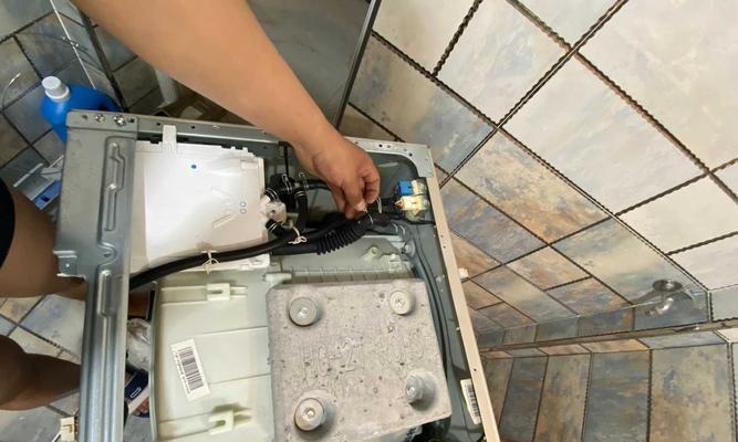 如何正确使用美的桶装洗衣机清洗衣物（实用的操作技巧让洗衣更轻松）