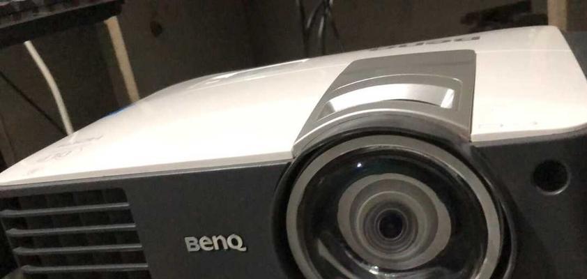 解决投影仪亮灯问题的有效方法（投影仪灯泡如何更换及常见故障排查）