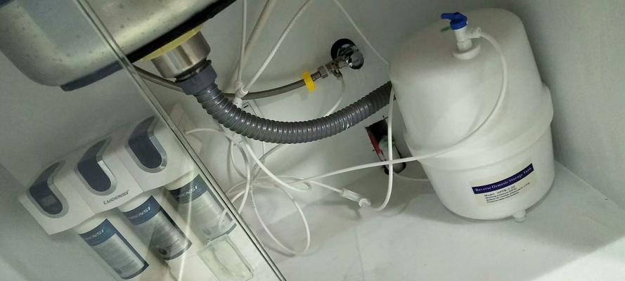 解决净水器漏水不停机的方法（如何应对净水器漏水问题）