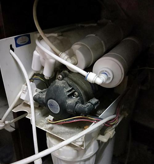 解决净水器漏水不停机的方法（如何应对净水器漏水问题）