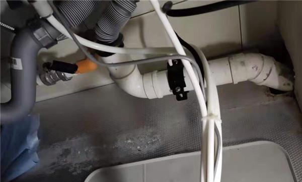 解决净水器漏水不停机的方法（如何应对净水器漏水问题）