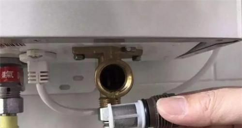 热水器盖子漏水的修理方法（有效解决热水器盖子漏水问题的实用技巧）