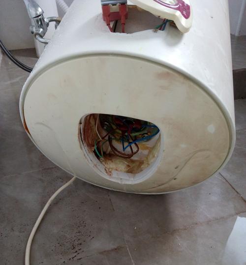 热水器盖子漏水的修理方法（有效解决热水器盖子漏水问题的实用技巧）