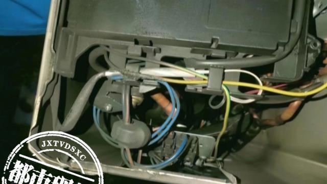 空调里发出砰砰声的原因解析（探索空调砰砰声背后的原因及解决方法）