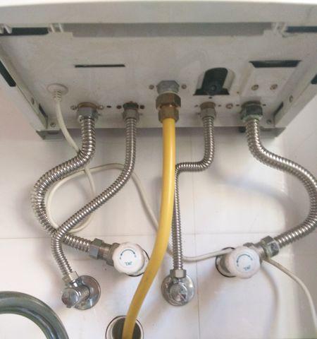 壁挂炉地暖阀门漏水解决方案（探讨壁挂炉地暖阀门漏水原因及应对方法）